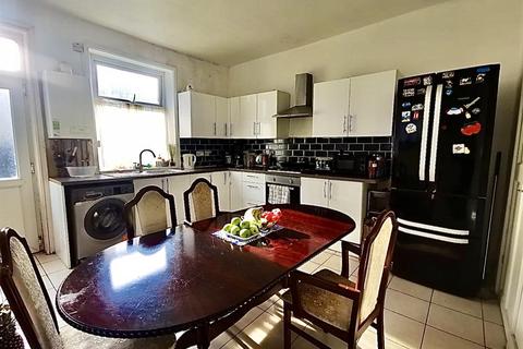1 Bartle Lane, Bradford, BD7 4PZ