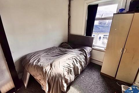1 Bartle Lane, Bradford, BD7 4PZ