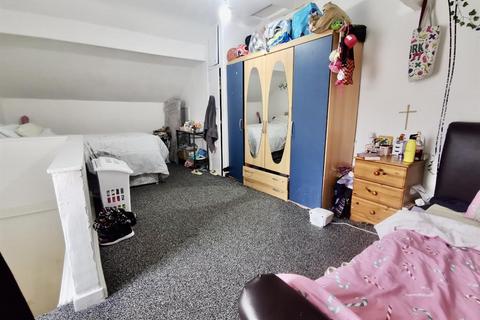 1 Bartle Lane, Bradford, BD7 4PZ