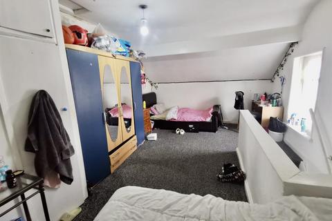 1 Bartle Lane, Bradford, BD7 4PZ
