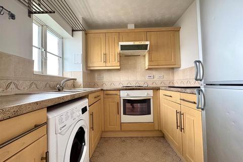 2 bedroom apartment for sale, St. Leonards Close, Grays