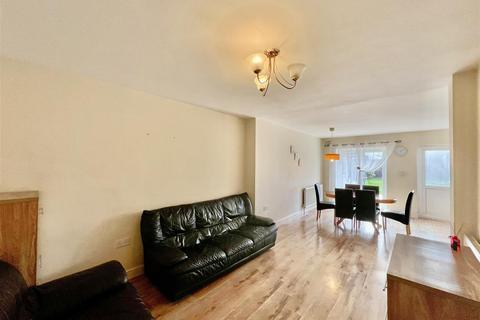 4 bedroom semi-detached house to rent, Clairvale Road, Hounslow TW5