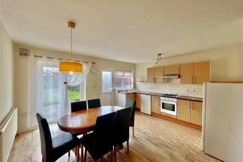 4 bedroom semi-detached house to rent, Clairvale Road, Hounslow TW5