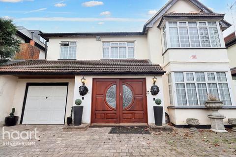 4 bedroom detached house to rent, The Avenue, Sunbury-On-Thames