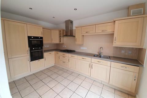 4 bedroom house to rent, Heythrop Close, Manchester M45