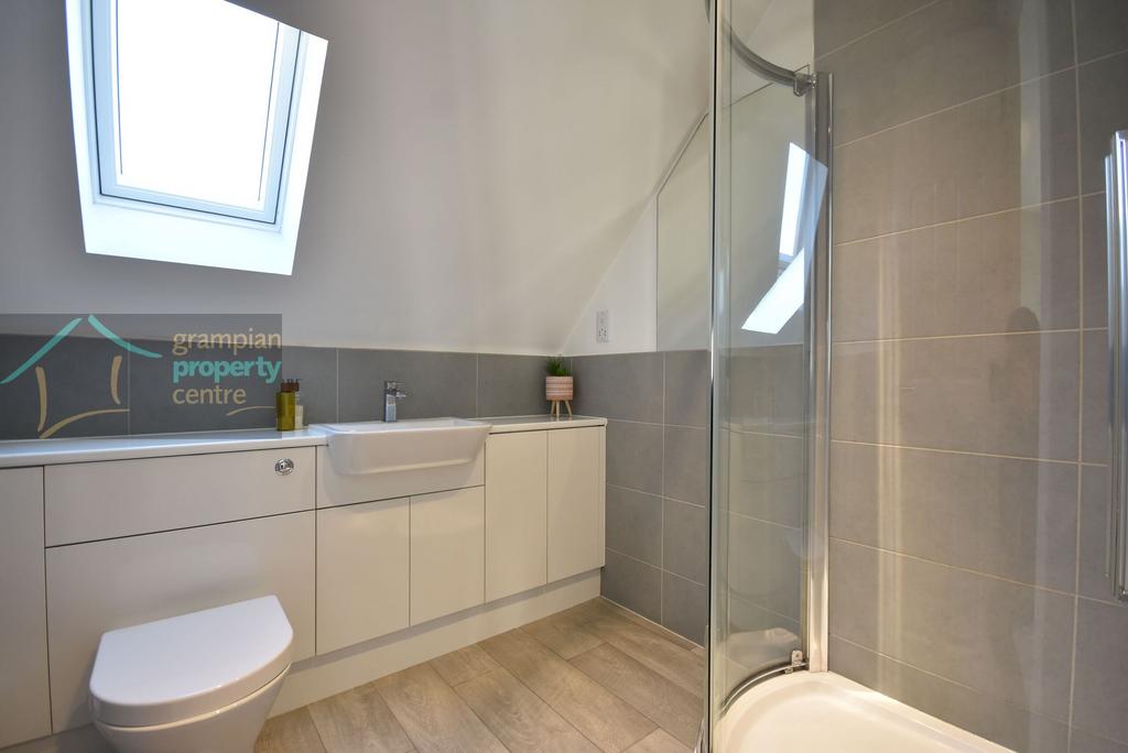 En-suite to bed 1 .JPG
