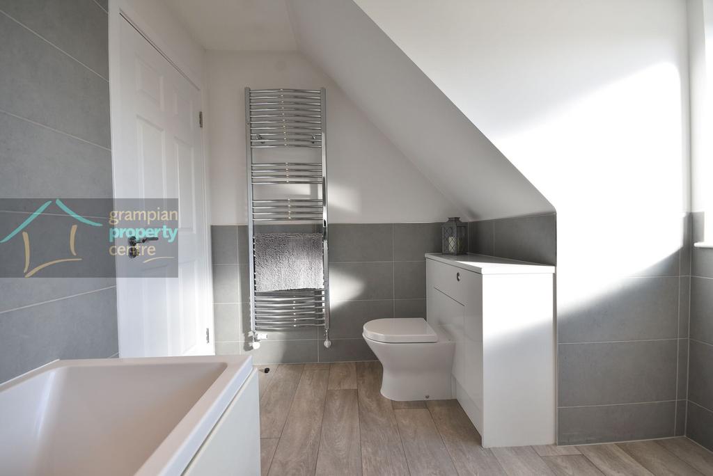 Bathroom 2 .JPG