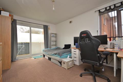 3 bedroom flat to rent, Franklin House Sandbourne Road