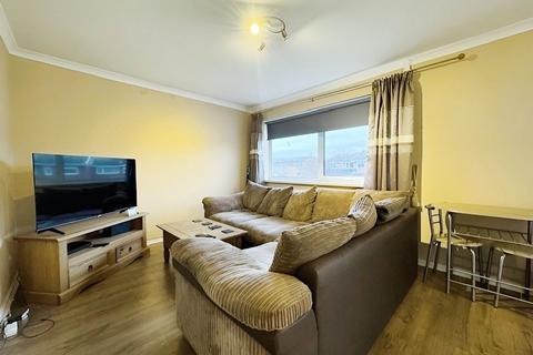 2 bedroom flat for sale, Ffordd Penrhwylfa, Prestatyn, Denbighshire LL19 8AH