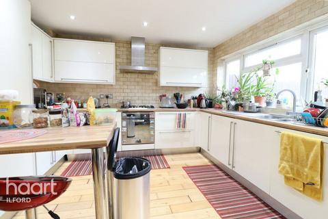 3 bedroom end of terrace house to rent, Horns Road, ILFORD