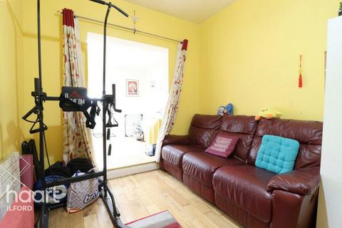 3 bedroom end of terrace house to rent, Horns Road, ILFORD