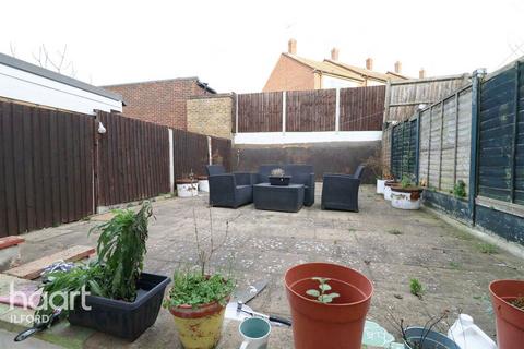 3 bedroom end of terrace house to rent, Horns Road, ILFORD