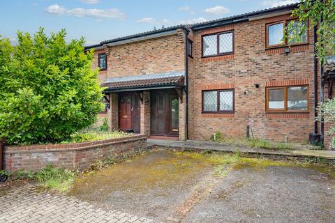 2 bedroom terraced house to rent, Stradbrook Close, Harrow HA2