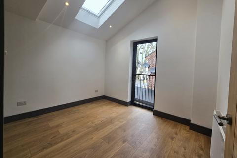 2 bedroom maisonette to rent, Penwith Road, London SW18