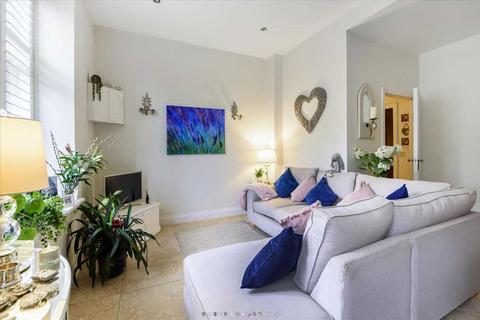 1 bedroom flat for sale, Royal Connaught Drive, Bushey, WD23.