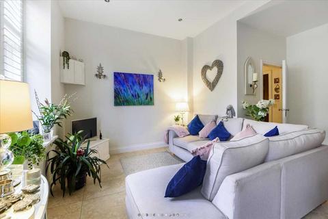 1 bedroom flat for sale, Royal Connaught Drive, Bushey, WD23.