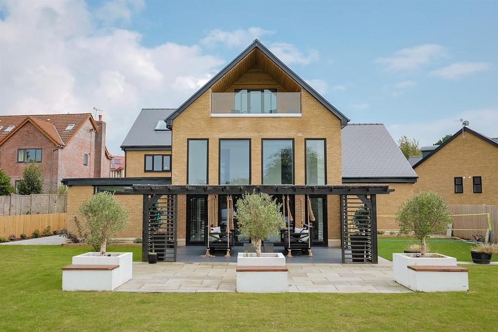 A page   2 1 Hollybush Close - Web-49.jpg