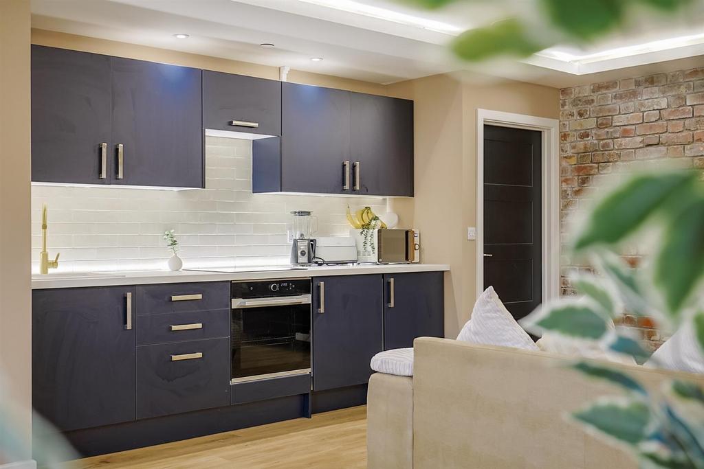A page   7 2 1 Hollybush Close - Web-32.jpg