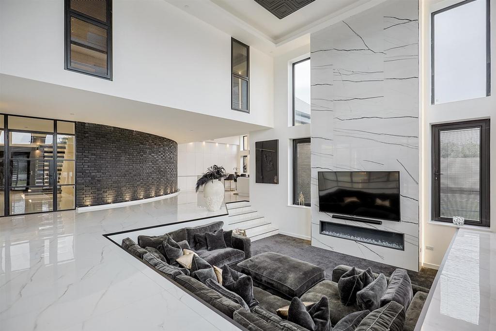 A page   5 1 Hollybush Close - Web-9.jpg