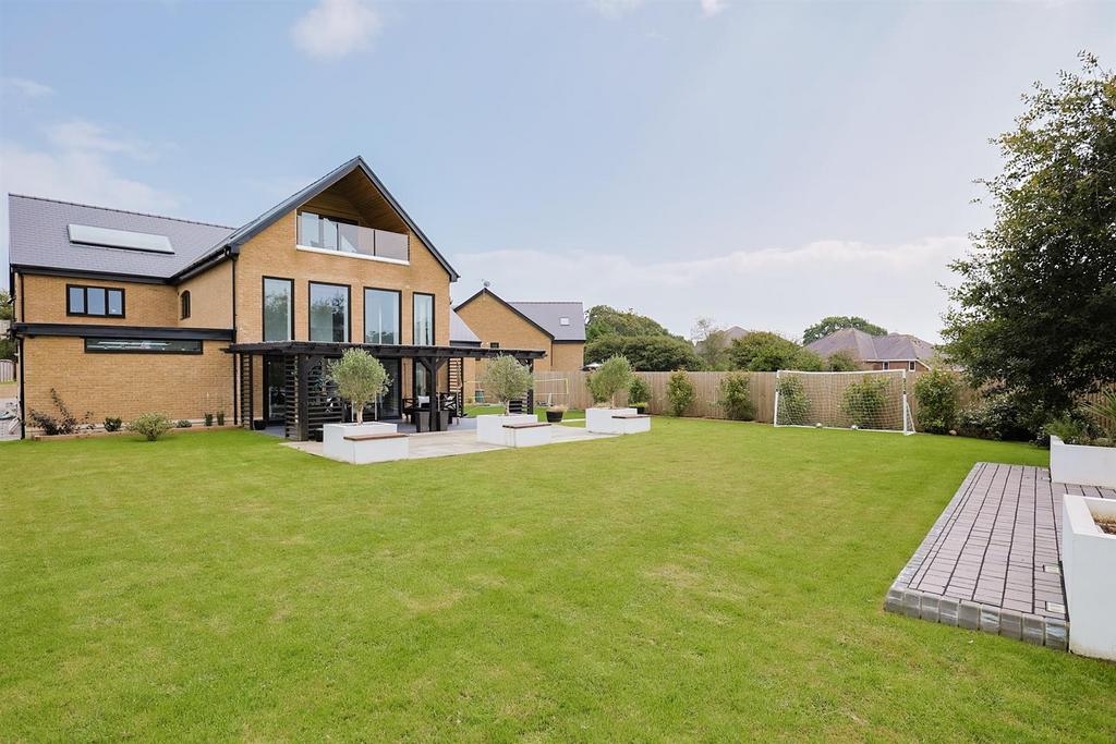 A page   10 2 1 Hollybush Close - Web-51.jpg