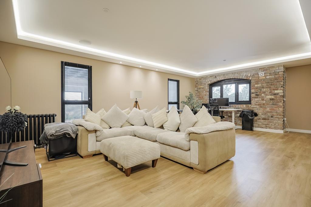 A page   7 3 1 Hollybush Close - Web-31.jpg