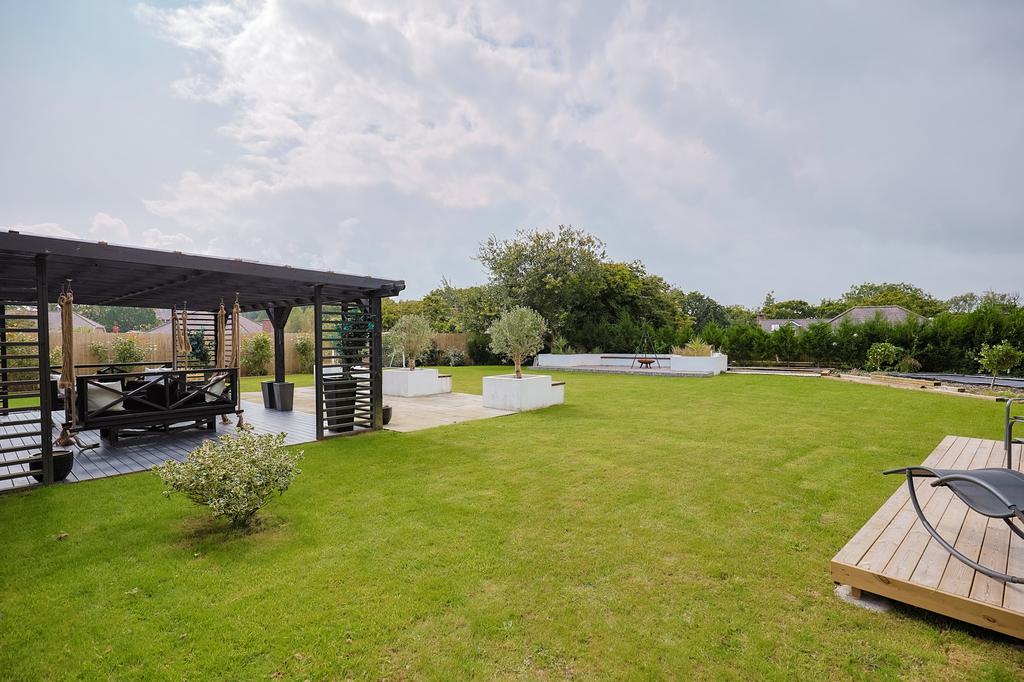 A page   10 1 1 Hollybush Close - Web-48.jpg
