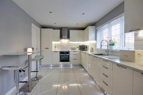 4 bedroom detached house for sale, St. Marys Close, Hessle