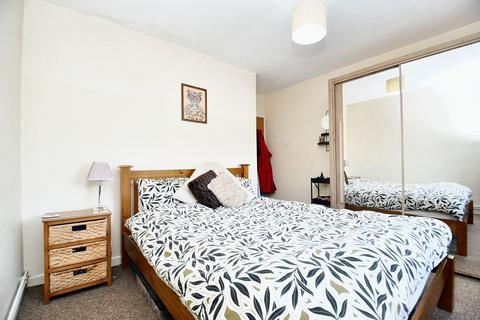 2 bedroom flat for sale, Canterbury Gardens, Reeves Court, M5