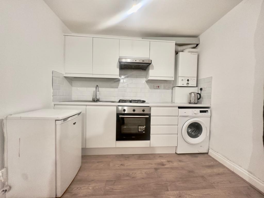 3 Bed Flat to rent in Tooting Broadway- Bills Inc