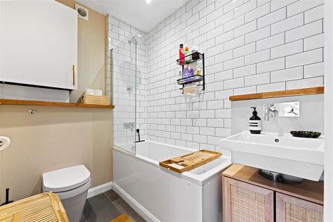 1 bedroom flat for sale, Holmesdale Road, London