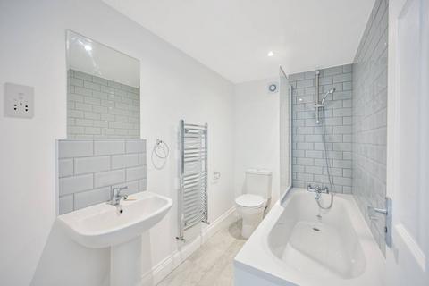 2 bedroom flat to rent, Bath Road, Cranford, Hounslow, TW5