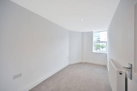 2 bedroom flat to rent, Bath Road, Cranford, Hounslow, TW5