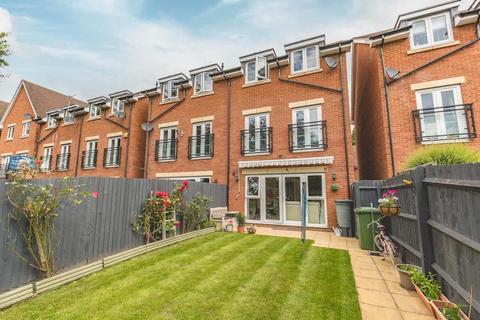 17 Foxherne, Slough, SL3 7AR