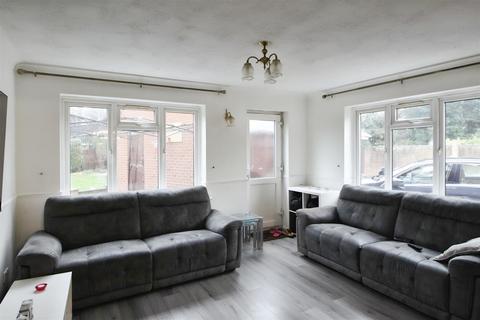 4 bedroom detached house to rent, Palmerston Avenue, Slough