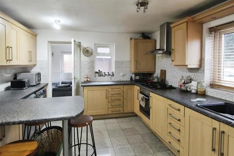 4 bedroom detached house to rent, Palmerston Avenue, Slough