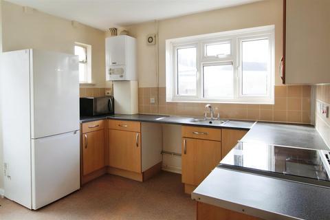 4 bedroom semi-detached house to rent, Chester Road, Slough