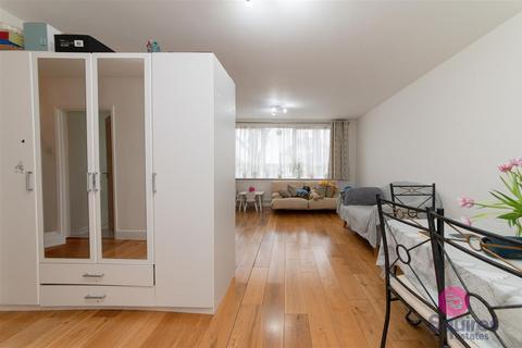 2 bedroom flat for sale, High Mount, Station Road, London