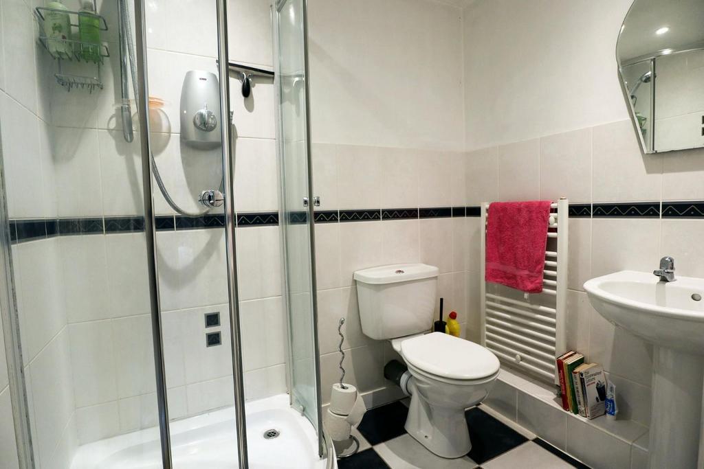 En suite (Bed 4).jpg