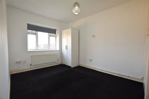 2 bedroom apartment to rent, Bridgwater Walk, Romford RM3