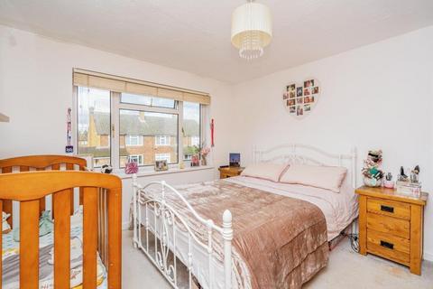 1 Gaveston Close, Byfleet, West Byfleet, KT14 7HE