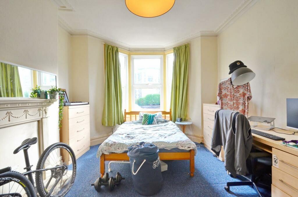 A spacious and bright double bedroom with vibra...