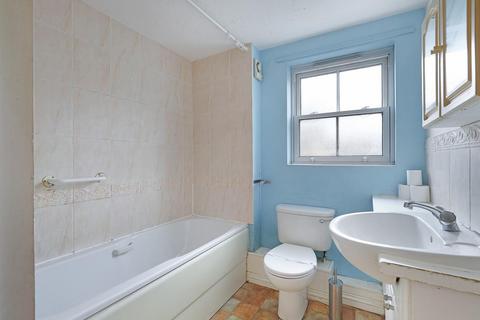 2 bedroom flat for sale, Kings Place, Buckhurst Hill IG9