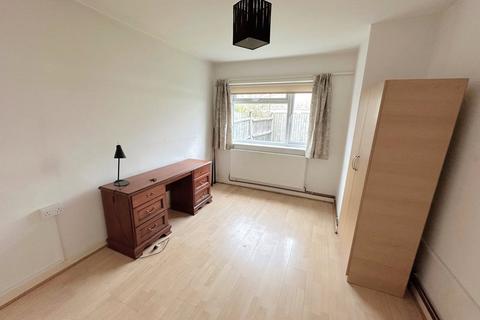 2 bedroom semi-detached house to rent, Grosvenor Avenue, Hayes, Greater London, UB4