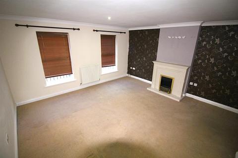 3 bedroom terraced house to rent, Viaduct Close, Clifton