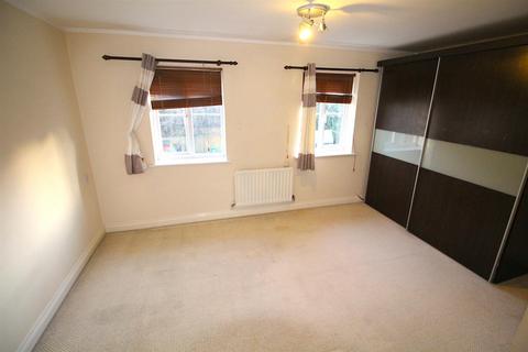 3 bedroom terraced house to rent, Viaduct Close, Clifton