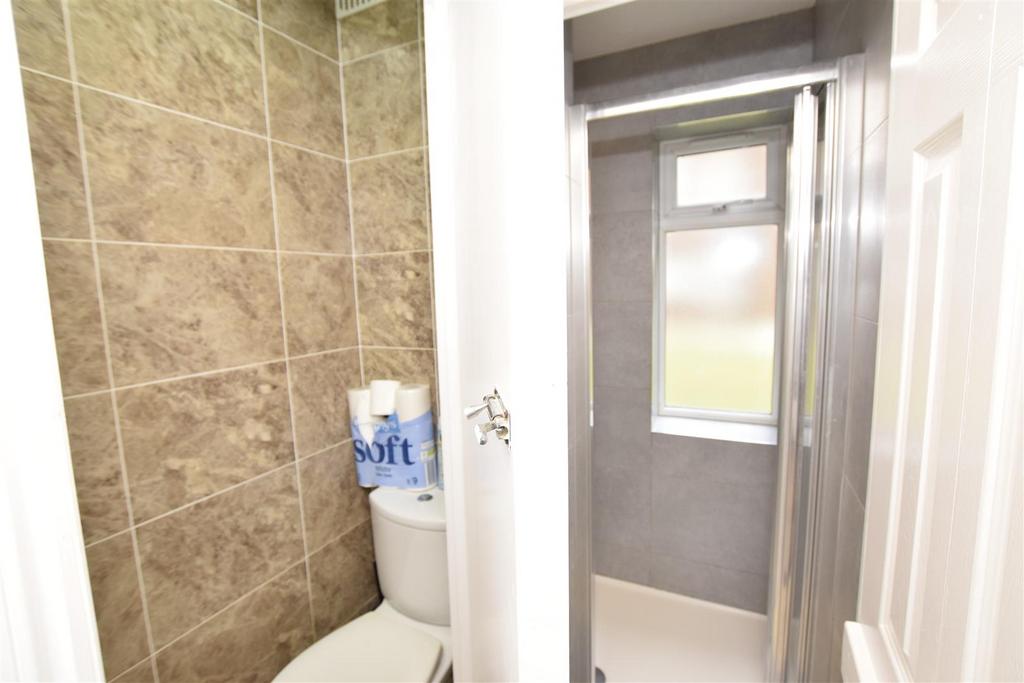 Shower- WC.JPG