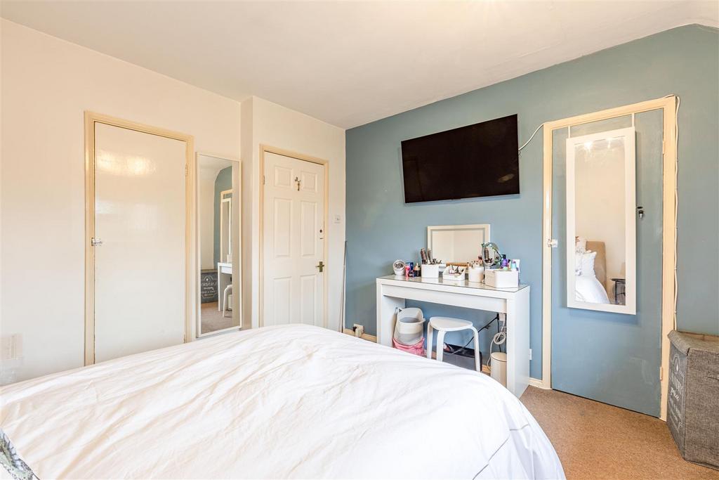 17 Cornwall Avenue, KT14 7 EX - 12.jpg