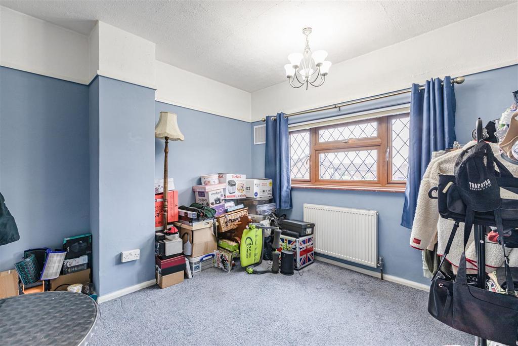 17 Cornwall Avenue, KT14 7 EX - 13.jpg
