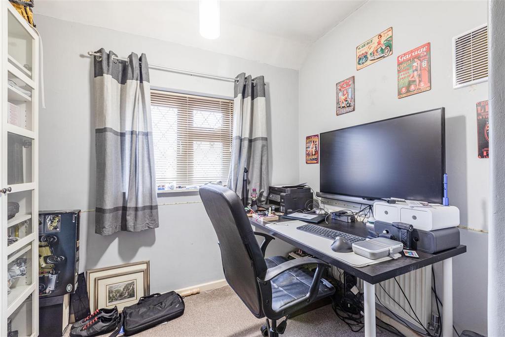 17 Cornwall Avenue, KT14 7 EX - 10.jpg