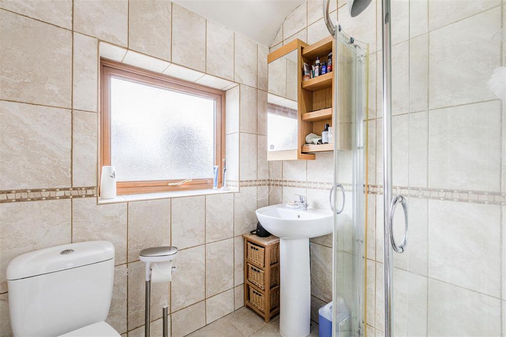 17 Cornwall Avenue, KT14 7 EX - 9.jpg